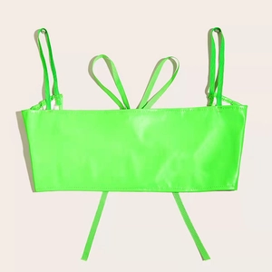 Détail d'un haut corset vert néon avec fines bretelles et style bustier à baleines