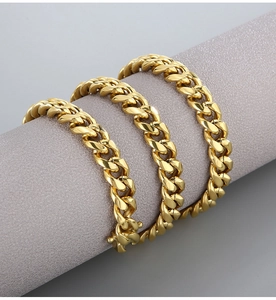 Detail von 18k vergoldeten Edelstahl-Gliederketten mit polierter Metalloberfläche