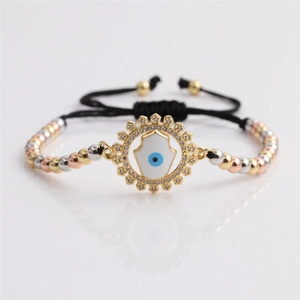 Détail de la main de Hamsa avec œil bleu et perles colorées sur cordon tressé