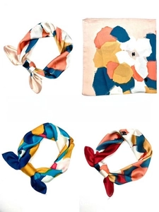 Dettaglio di quattro sciarpe in seta colorata con stampe floreali astratte