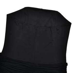 Vue macro montrant la texture détaillée et la couture du tissu en maille noire