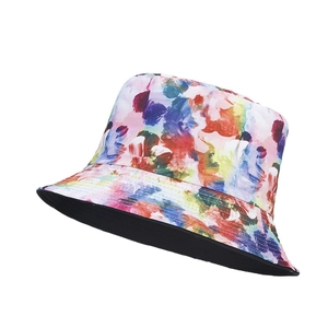 Chapeau bob coloré pour femmes avec motif floral vibrant et protection solaire efficace