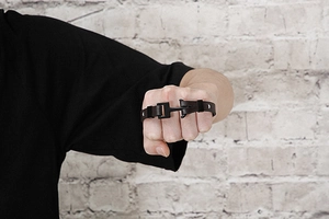 Détail d'un bracelet en cuir noir pour homme avec boucle industrielle noire mate