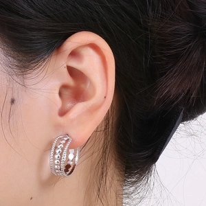 Boucles d'oreilles créoles argentées multicouches avec perles polies et anneaux texturés