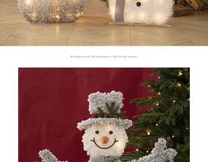 Nahaufnahme einer leuchtenden Schneemann-Weihnachtsdeko mit warmweißen LED-Lichtern