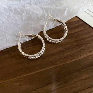 Orecchini minimalisti in argento S925 con pendenti circolari testurizzati su legno