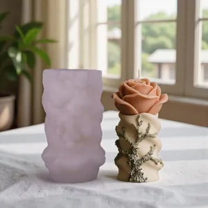 Silikonform für Rosenkerzen mit DIY-Blumenornament und gewelltem Sockeldesign