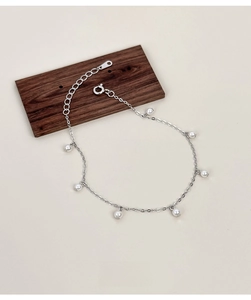 Dettaglio del bracciale in argento S925 con perle bianche e chiusura a moschettone regolabile
