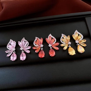 Detailansicht von drei Paar Vintage Zirkonia Blumentropfen-Ohrringen in einer Box
