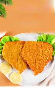 Vista dettagliata del modello di cibo in PVC con pollo fritto a forma di cuore sul piatto
