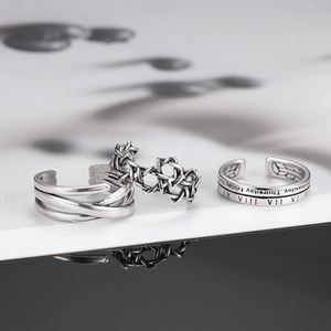 Details der silbernen Vintage-Ringe mit geometrischen Mustern und römischen Ziffern