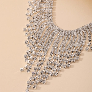 Gros plan du collier à pompons en strass avec des franges argentées multicouches