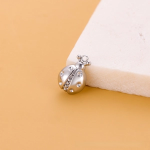 Pendentif coccinelle en argent poli avec détails pour la création de bijoux