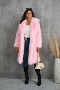 Dettaglio del cappotto rosa in finta pelliccia con texture soffice e design invernale