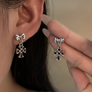 Boucles d'oreilles cyberpunk en argent avec nœud et pendentif croix en pierre noire