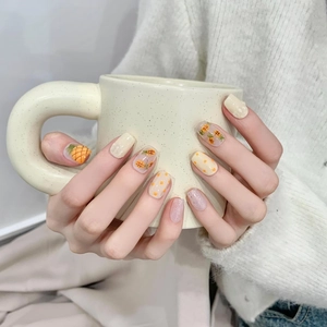 Künstliche Nägel mit Ananas-Design und orangefarbenen Punkten in eckig-ovaler Form