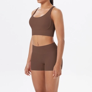 Détail d'un ensemble de yoga sans couture deux pièces café avec short à taille haute