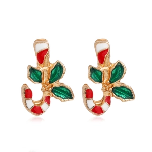 Détail des boucles d'oreilles canne en sucre et houx avec finition en émail coloré