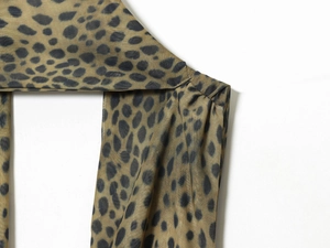 Detailansicht des leichten Stoffes mit Leopardenmuster und Nähten am Schal-Kleid