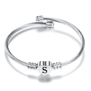 Macro del bracciale a cavo ritorto argento con ciondolo a cuore e lettera S incisa sopra