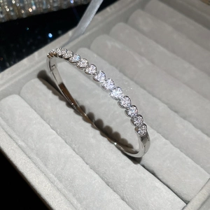 Vue détaillée de maillons cœur argentés avec zircons sur boîte à bijoux