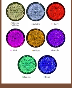 Dettaglio di luci a sfera in rattan LED in otto colori vivaci per decorazioni festose