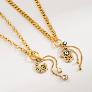 Détail des colliers Main de Fatma et Croissant de Lune avec œil bleu et breloques en cristal