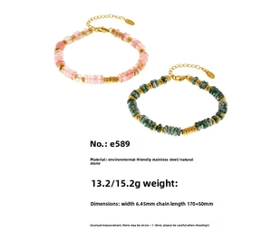 Dettaglio di bracciali in perle di pietra naturale rosa e verde placcati oro 18 carati