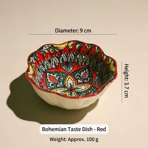 Makroaufnahme einer 9cm Keramik-Dipschale mit rotem Mandala-Muster und gewelltem Rand