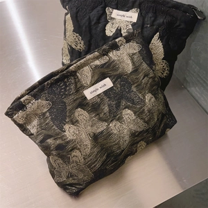 Detail des Vintage-Schmetterlings-Jacquards in Schwarz mit Gold- und Silberstickerei
