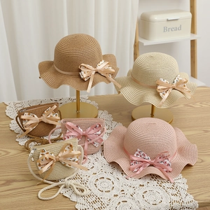 Détails des chapeaux de paille et sacs assortis avec nœuds floraux pour petites filles