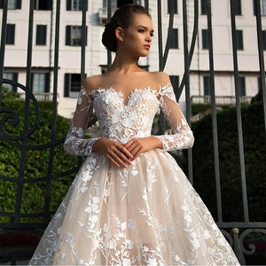 Robe de mariée élégante à épaules dénudées avec dentelle, manches longues et jupe en tulle