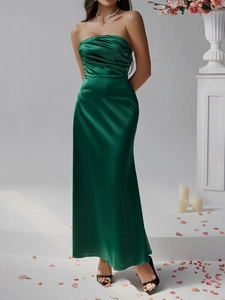 Detail des eleganten smaragdgrünen Satin-Abendkleids mit fließendem Stofffall