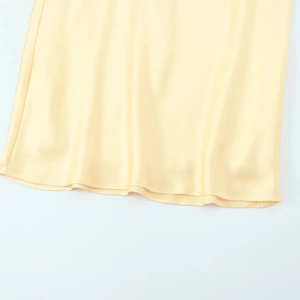 Hellgelbes Satin-Maxikleid mit Neckholder und Rückenausschnitt, eleganter Fall