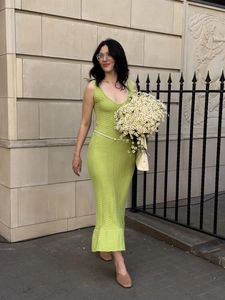 Robe longue élégante en maille vert herbe, coupe ajustée avec col en V profond sans manches
