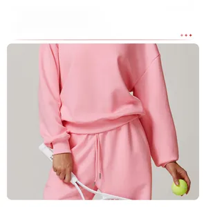 Détail du vêtement de sport rose avec ourlet côtelé épais et taille à cordon de serrage