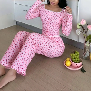 Ensemble pyjama rose imprimé cerises avec bordure en dentelle et pantalon à boutons