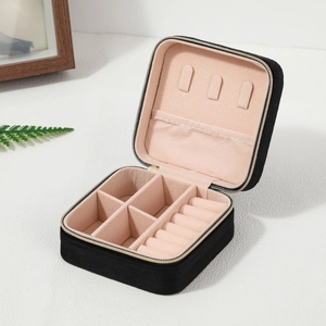 Elegante zwarte fluwelen sieradendoos met roze interieur en ritssluiting
