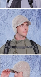 Dettagli della trama a maglia e paraorecchie di un berretto invernale beige da esterno