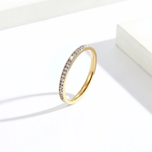 Gros plan d'une bague en acier titane doré de 2 mm avec cristaux d'oxydes de zirconium
