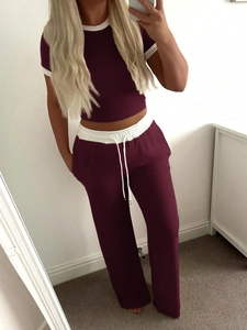 Ensemble deux pièces pour femme en tricot bordeaux avec haut court et pantalon large chic