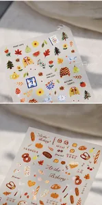 Détails d'autocollants pour ongles sur le thème pâtisserie d'automne et feuilles