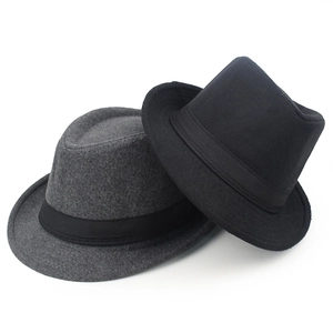 Chapeaux Fedora classiques noir et gris foncé avec rubans gros-grain sur fond blanc