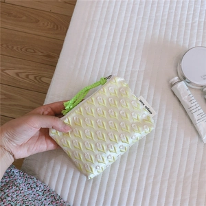 Détail du mini porte-monnaie en toile avec broderie tulipe verte et dragonne tressée
