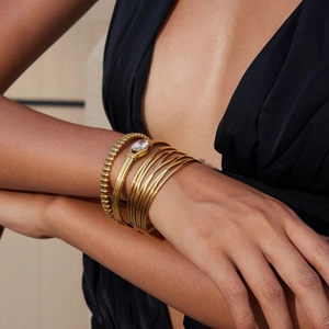Set di bracciali dorati eleganti con cristalli e design minimalista in filo metallico al polso