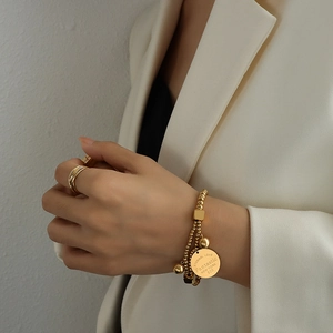 Bracelet à double rangée en perles plaqué or 18 carats et bague avec pendentif Love