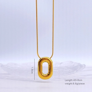 Collier doré minimaliste avec pendentif ovale posé sur un socle en verre ondulé