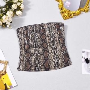 Détail du tissu à paillettes motif serpent scintillant sur un haut bandeau sans bretelles