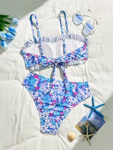 Ensemble bikini fleuri avec nœud au dos et volants sur fond de vacances texturé
