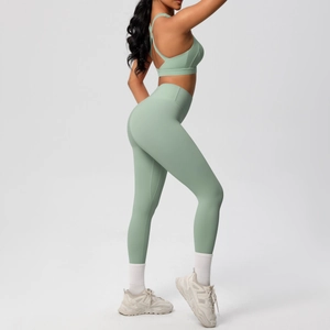 Detalle de sujetador deportivo verde claro con tirantes cruzados y leggings de yoga altos